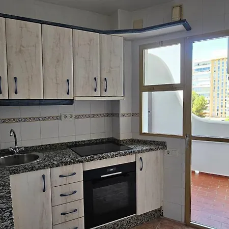 アパート Santa Ana, Pool, 2 Free Parking, Wifi, 3 Bedrooms, For 6-7 People, Large Terrace With Sea View ベナルマデナ